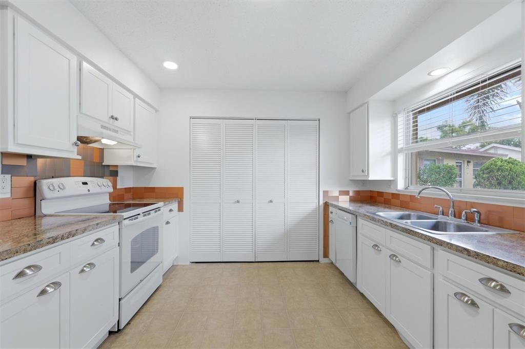 На продажу: $159,900 (2 спален, 2 ванн, 1258 Квадратных фут)