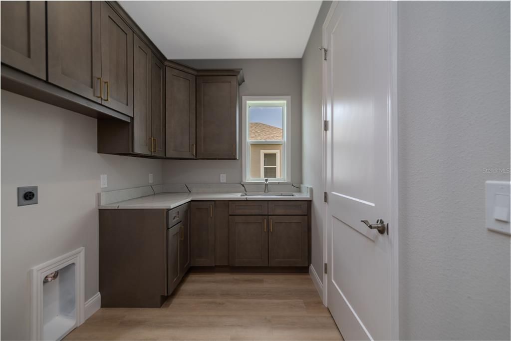 En Venta: $619,000 (4 camas, 3 baños, 2424 Pies cuadrados)
