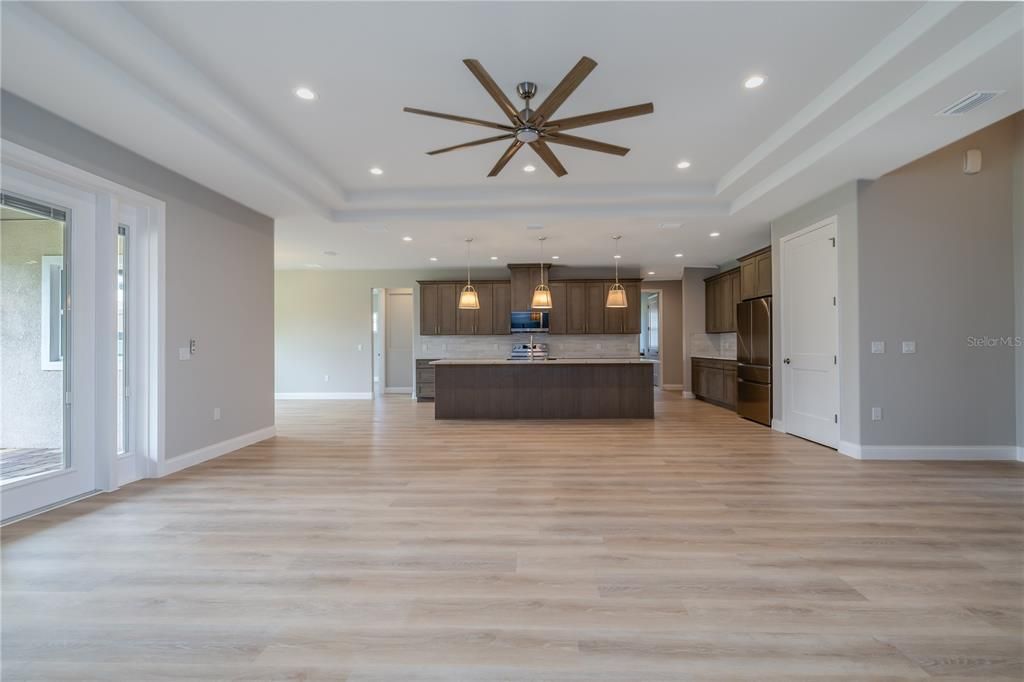 En Venta: $619,000 (4 camas, 3 baños, 2424 Pies cuadrados)