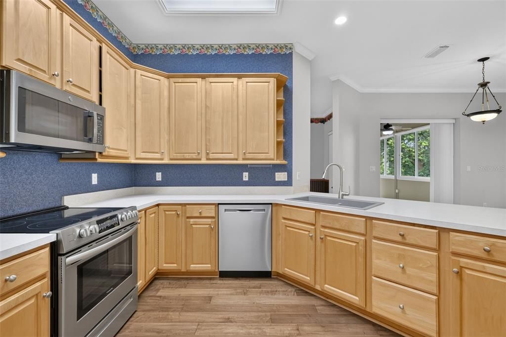 En Venta: $649,500 (4 camas, 3 baños, 2596 Pies cuadrados)