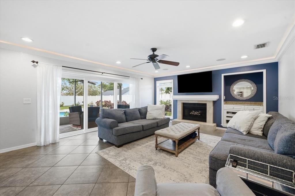 En Venta: $689,000 (4 camas, 2 baños, 2409 Pies cuadrados)