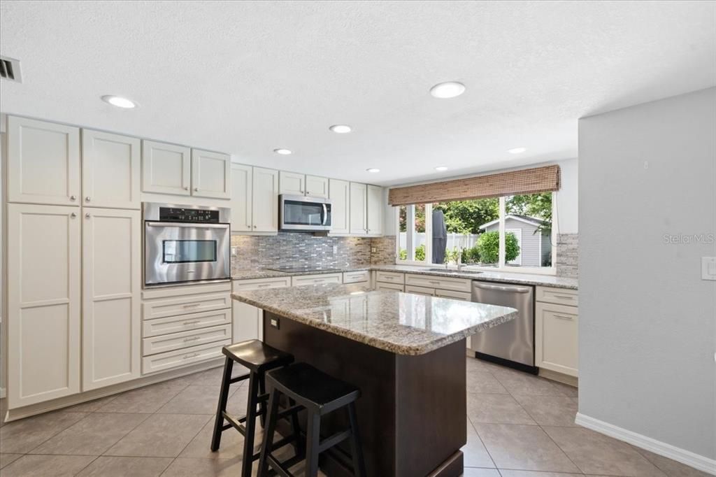 En Venta: $689,000 (4 camas, 2 baños, 2409 Pies cuadrados)