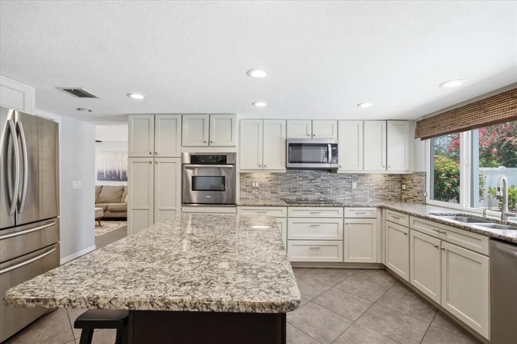 En Venta: $689,000 (4 camas, 2 baños, 2409 Pies cuadrados)
