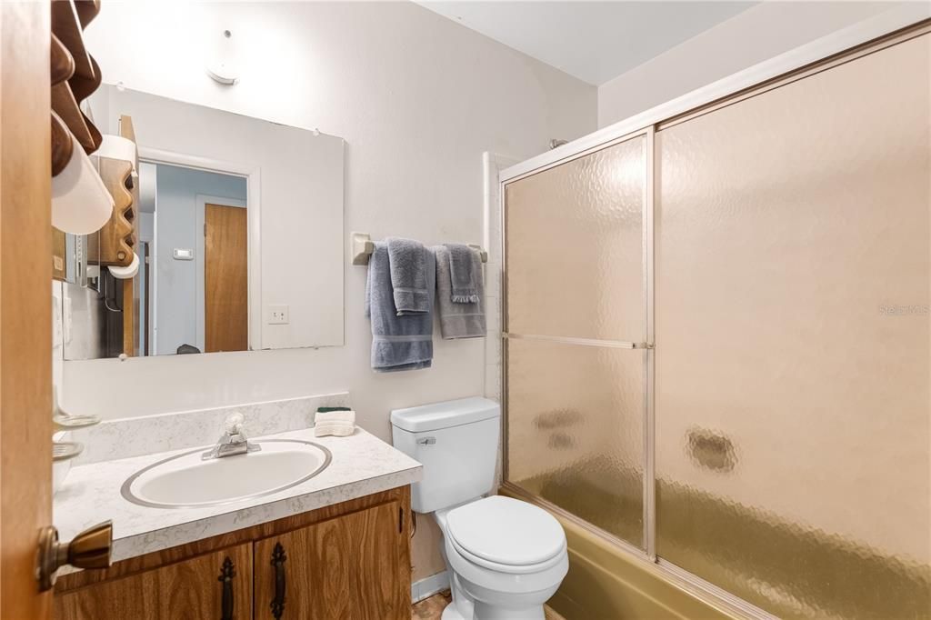Activo con contrato: $265,000 (3 camas, 1 baños, 1356 Pies cuadrados)