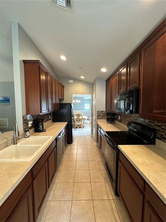 For Sale: $280,000 (2 beds, 2 baths, 1484 Square Feet)