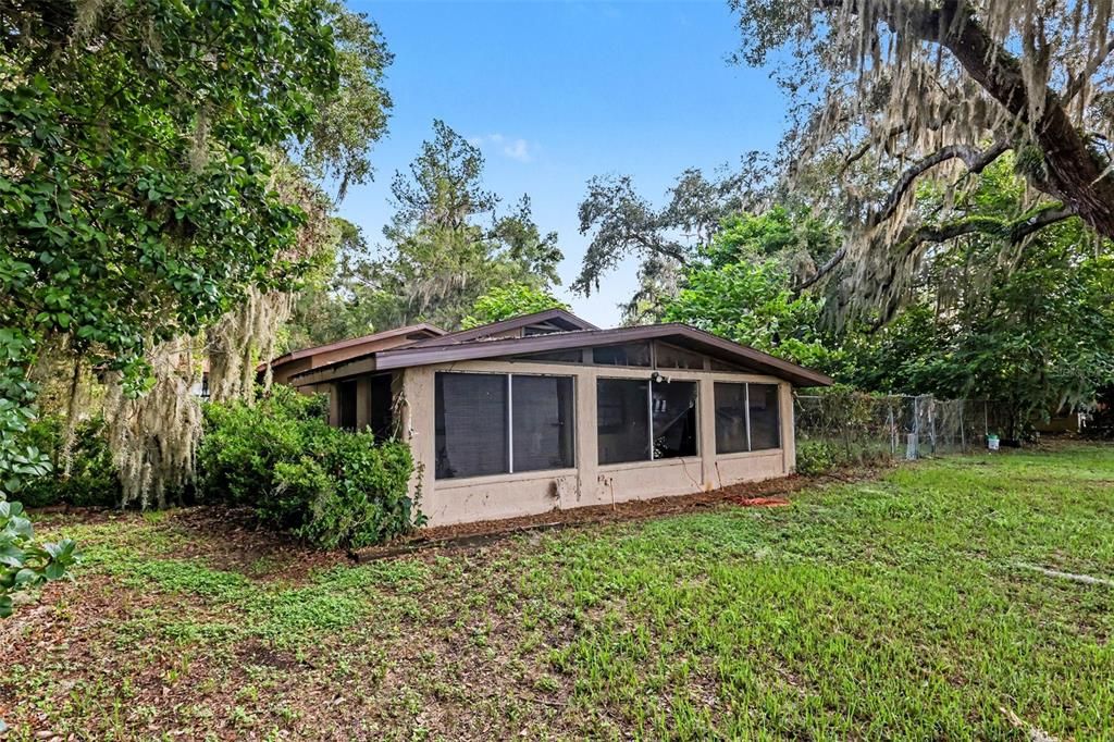 For Sale: $250,000 (5 beds, 3 baths, 1548 Square Feet)