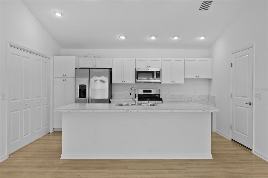 For Sale: $259,900 (2 beds, 2 baths, 1198 Square Feet)