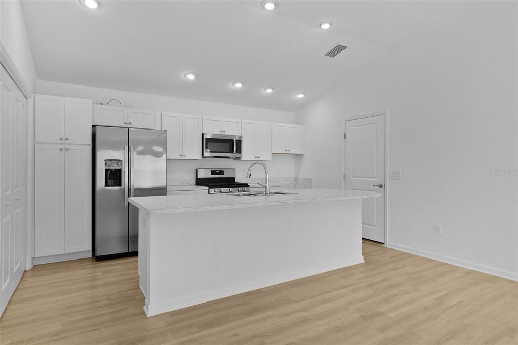 For Sale: $259,900 (2 beds, 2 baths, 1198 Square Feet)
