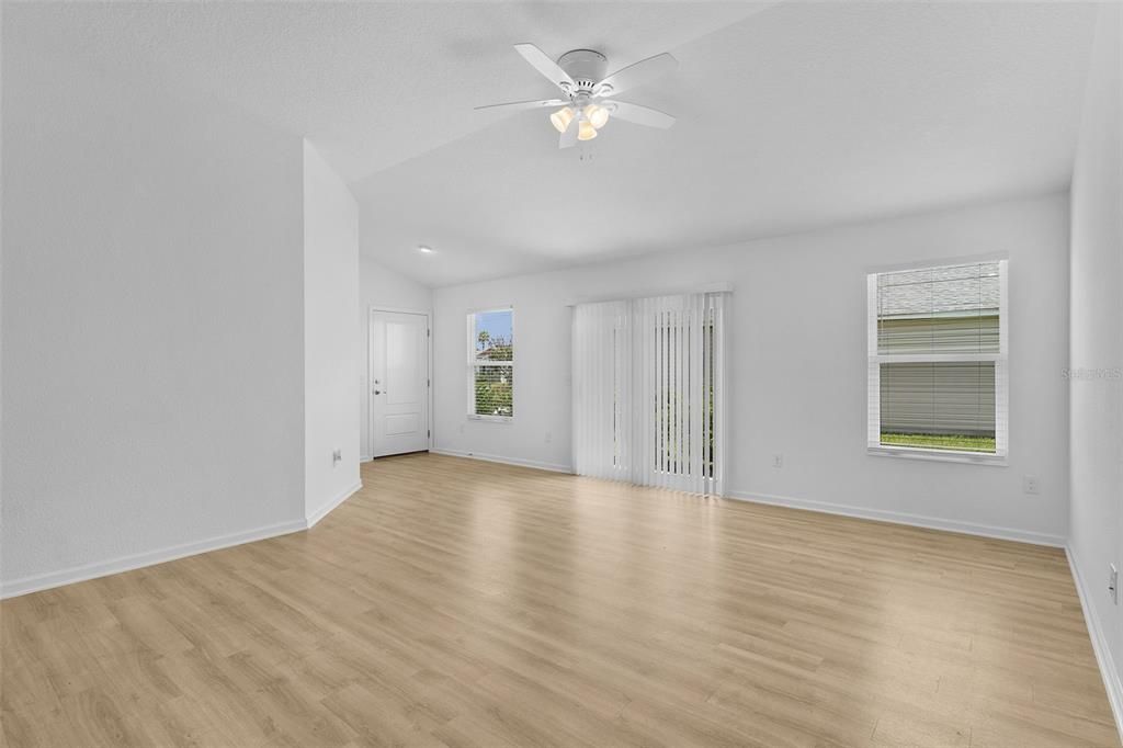 For Sale: $259,900 (2 beds, 2 baths, 1198 Square Feet)