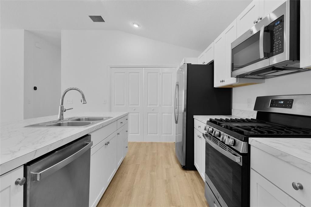 For Sale: $259,900 (2 beds, 2 baths, 1198 Square Feet)