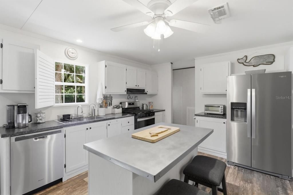 For Sale: $275,000 (3 beds, 2 baths, 1456 Square Feet)