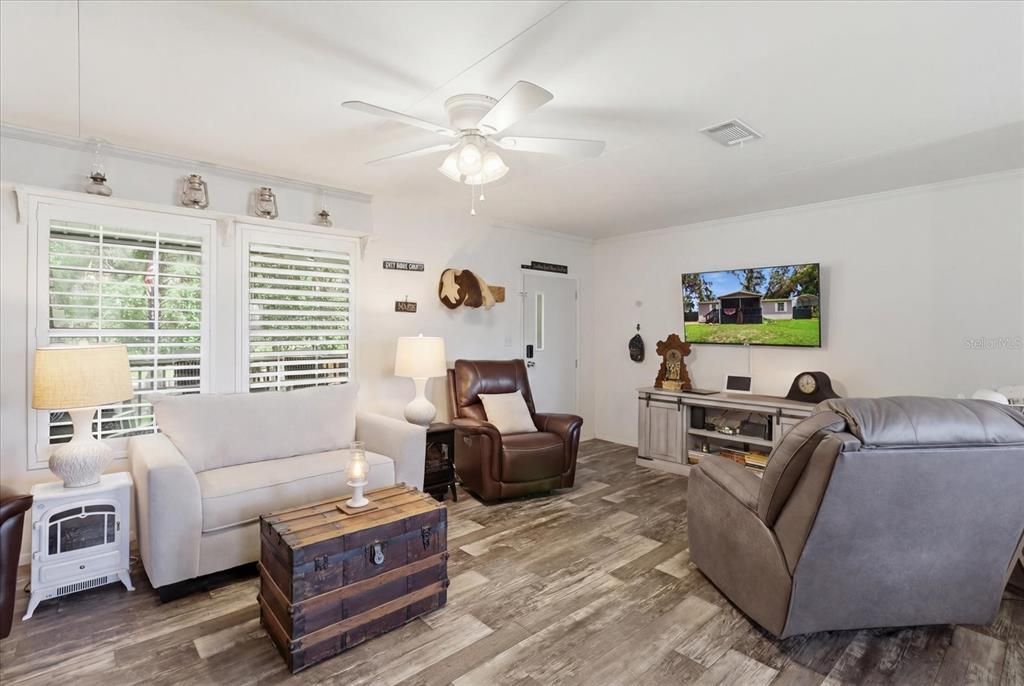 For Sale: $275,000 (3 beds, 2 baths, 1456 Square Feet)