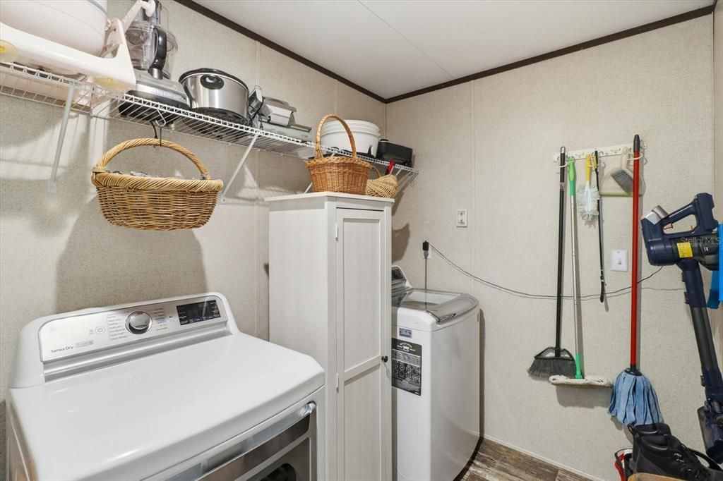For Sale: $275,000 (3 beds, 2 baths, 1456 Square Feet)