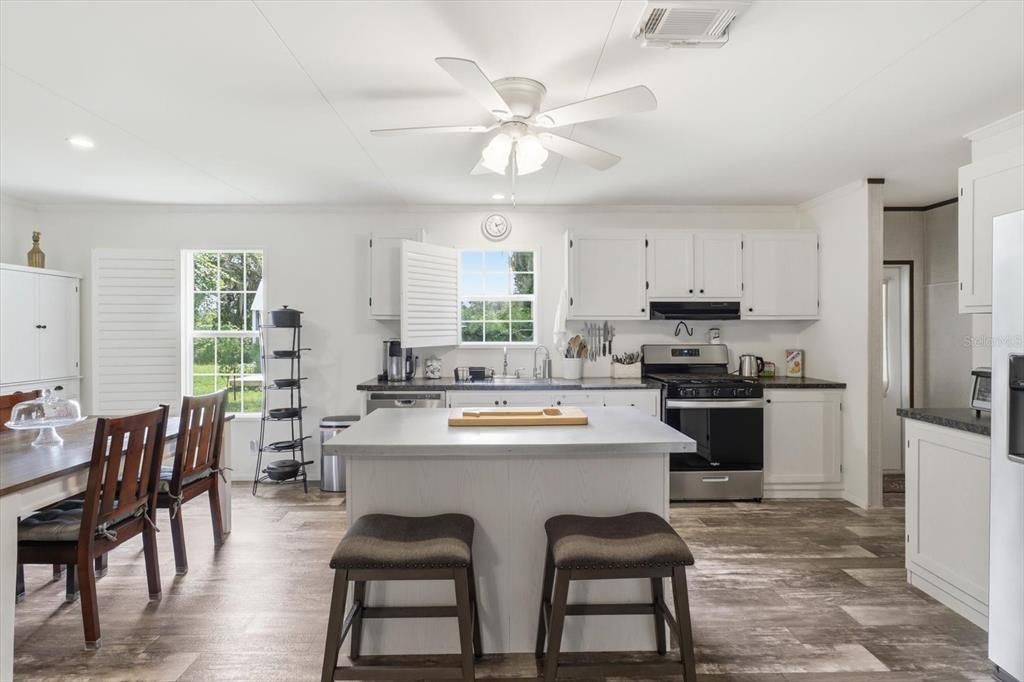 For Sale: $275,000 (3 beds, 2 baths, 1456 Square Feet)
