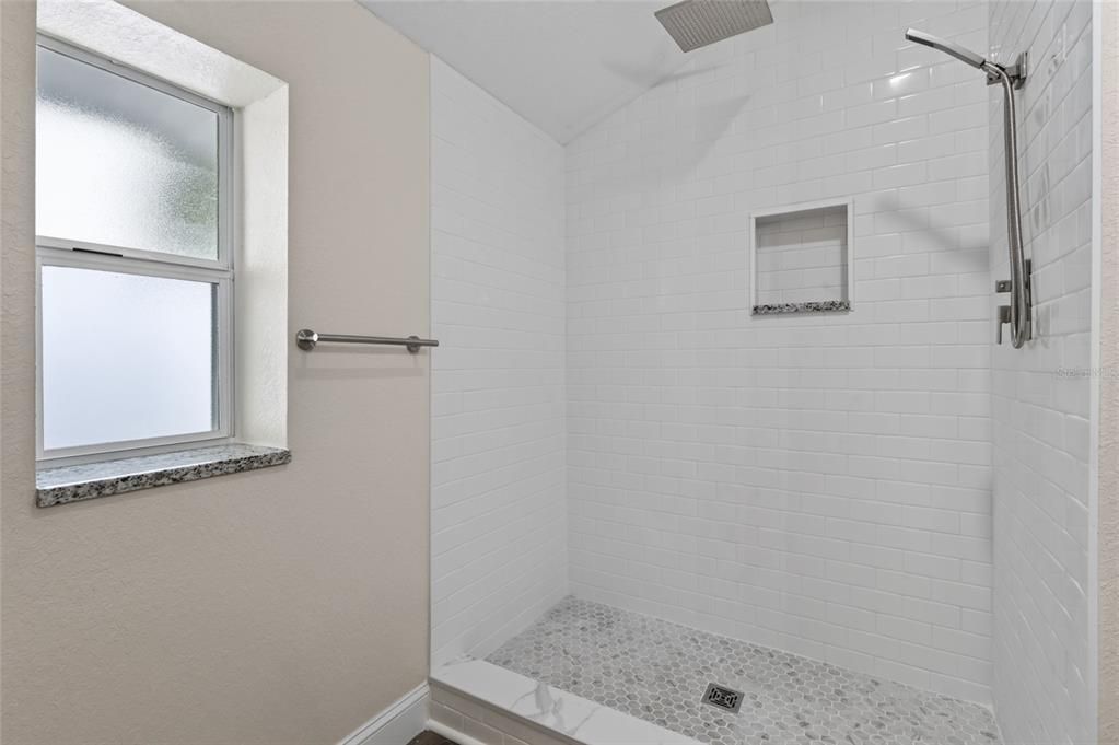 For Sale: $349,900 (2 beds, 2 baths, 826 Square Feet)
