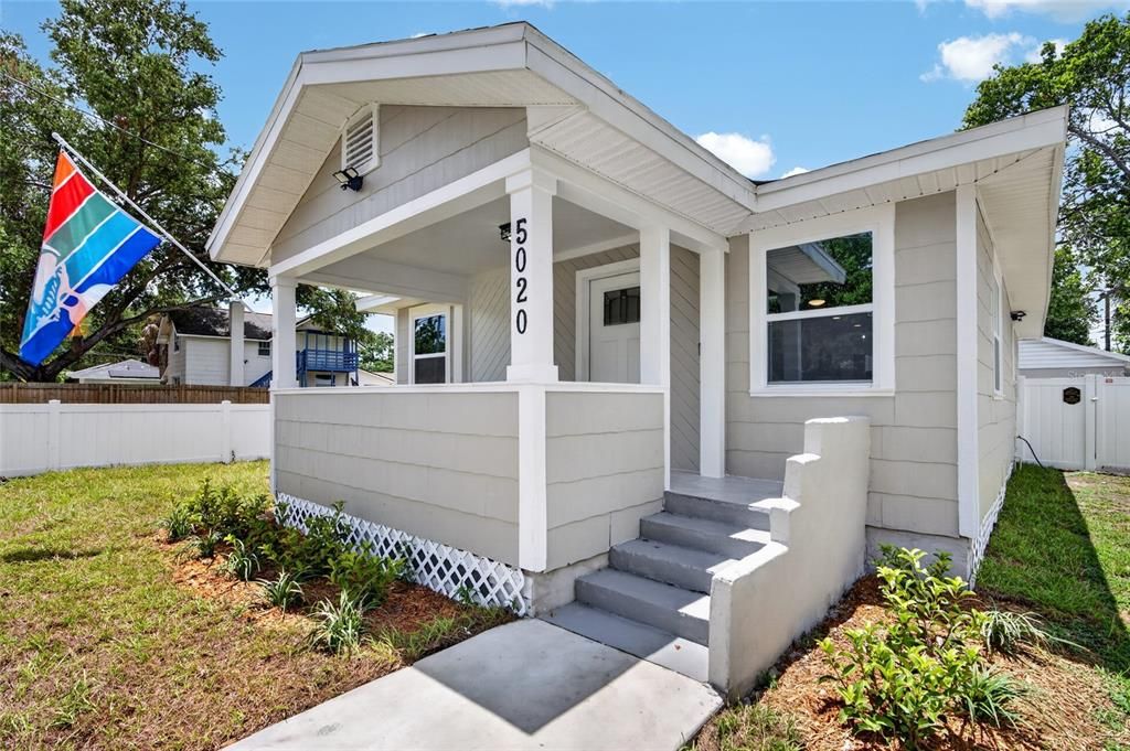 For Sale: $349,900 (2 beds, 2 baths, 826 Square Feet)