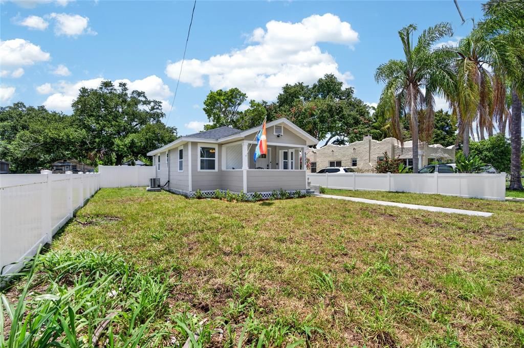 For Sale: $349,900 (2 beds, 2 baths, 826 Square Feet)