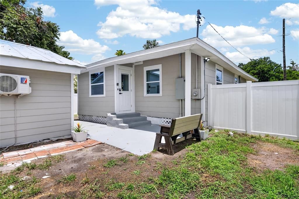For Sale: $349,900 (2 beds, 2 baths, 826 Square Feet)