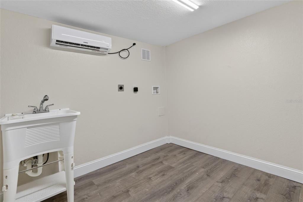 For Sale: $349,900 (2 beds, 2 baths, 826 Square Feet)
