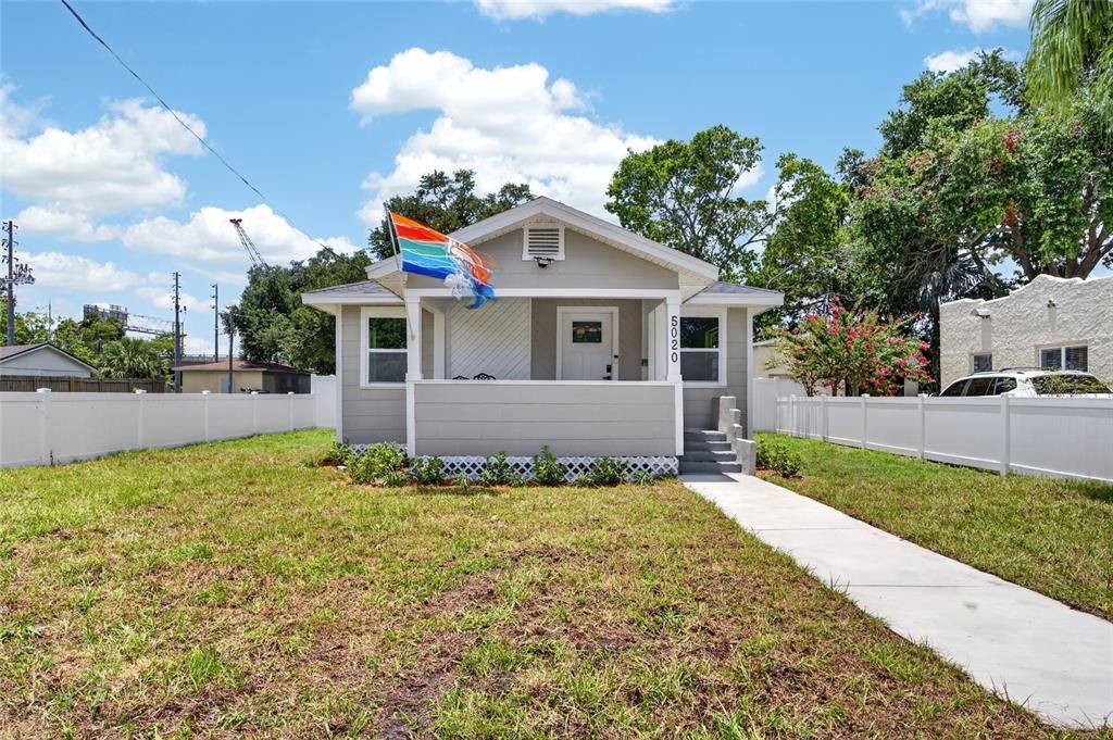For Sale: $349,900 (2 beds, 2 baths, 826 Square Feet)