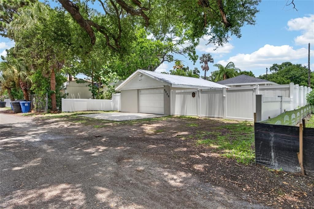 For Sale: $349,900 (2 beds, 2 baths, 826 Square Feet)