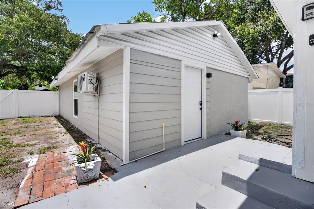 For Sale: $349,900 (2 beds, 2 baths, 826 Square Feet)