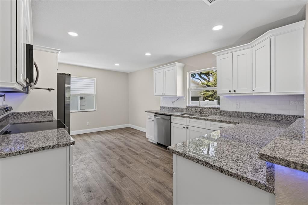 For Sale: $349,900 (2 beds, 2 baths, 826 Square Feet)