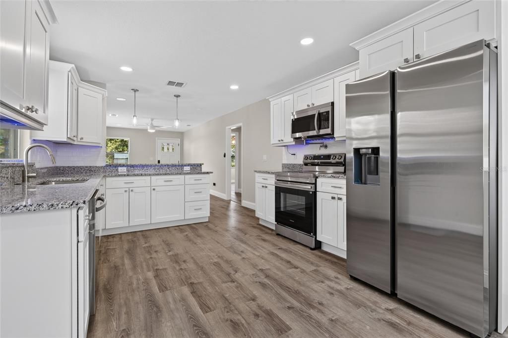 For Sale: $349,900 (2 beds, 2 baths, 826 Square Feet)
