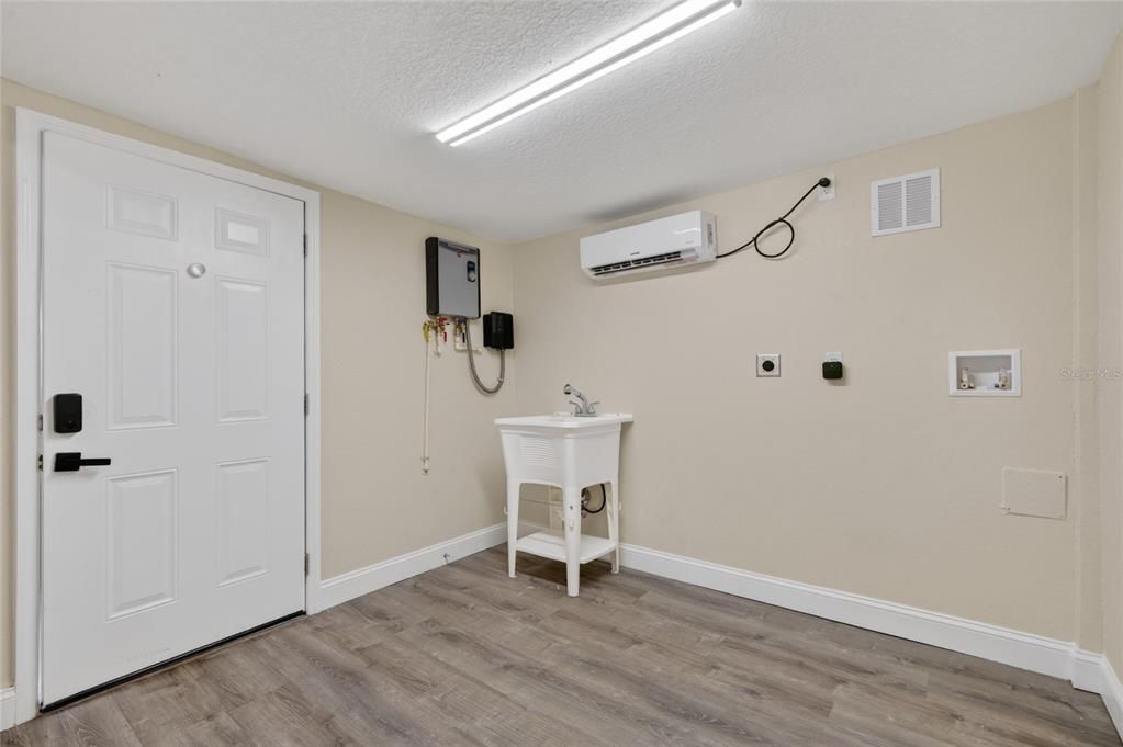 For Sale: $349,900 (2 beds, 2 baths, 826 Square Feet)