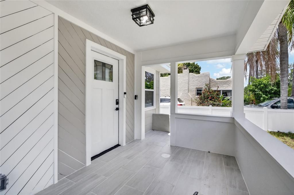 For Sale: $349,900 (2 beds, 2 baths, 826 Square Feet)