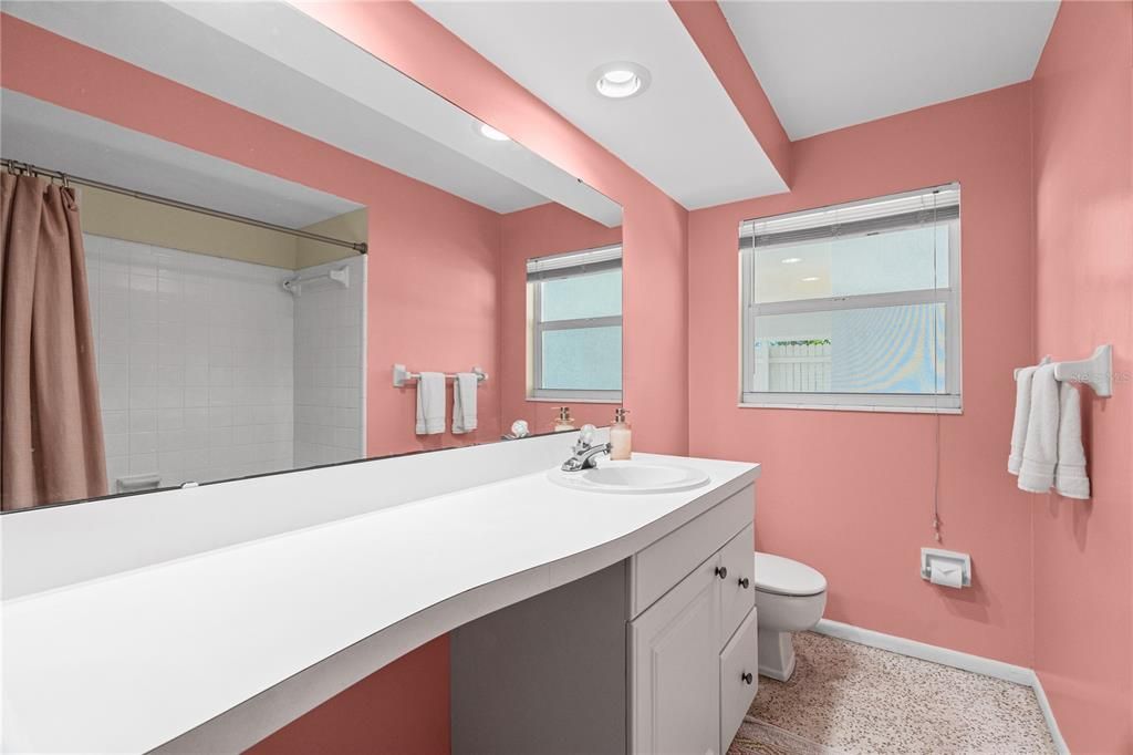 Activo con contrato: $365,000 (3 camas, 2 baños, 1404 Pies cuadrados)