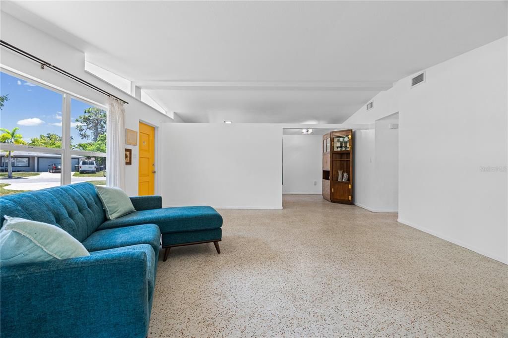 Activo con contrato: $365,000 (3 camas, 2 baños, 1404 Pies cuadrados)
