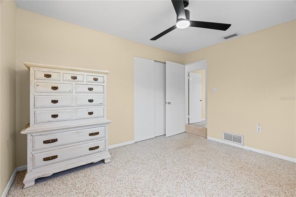 Activo con contrato: $365,000 (3 camas, 2 baños, 1404 Pies cuadrados)
