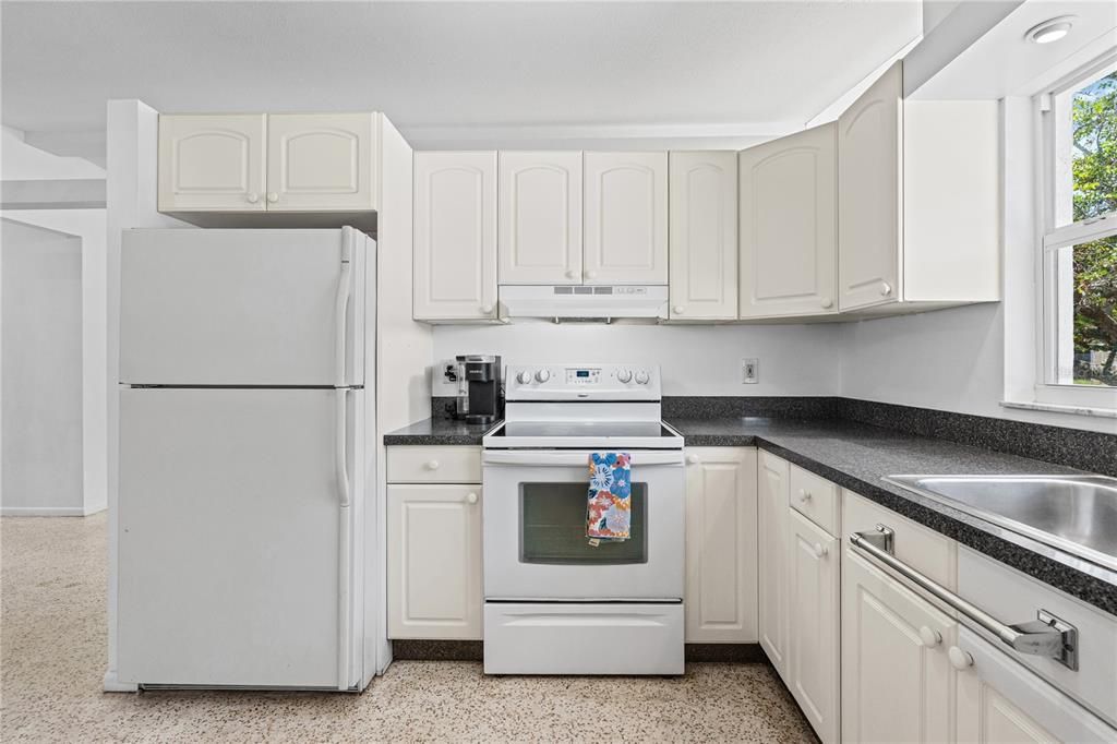 Activo con contrato: $365,000 (3 camas, 2 baños, 1404 Pies cuadrados)