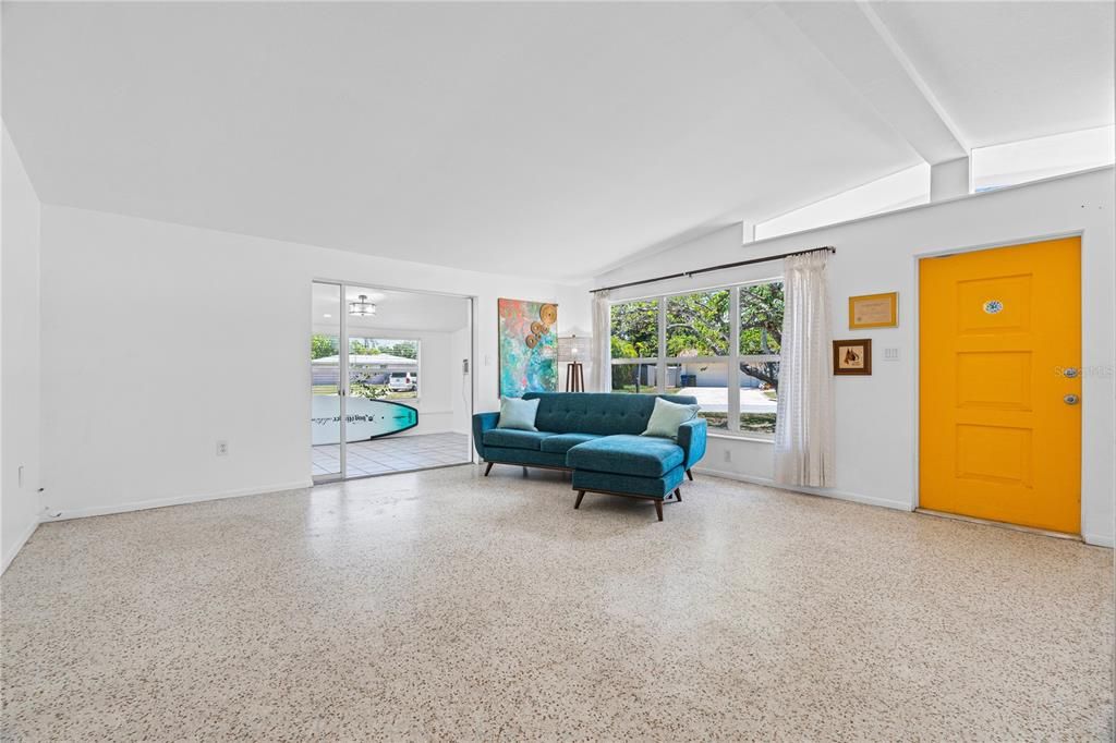 Activo con contrato: $365,000 (3 camas, 2 baños, 1404 Pies cuadrados)