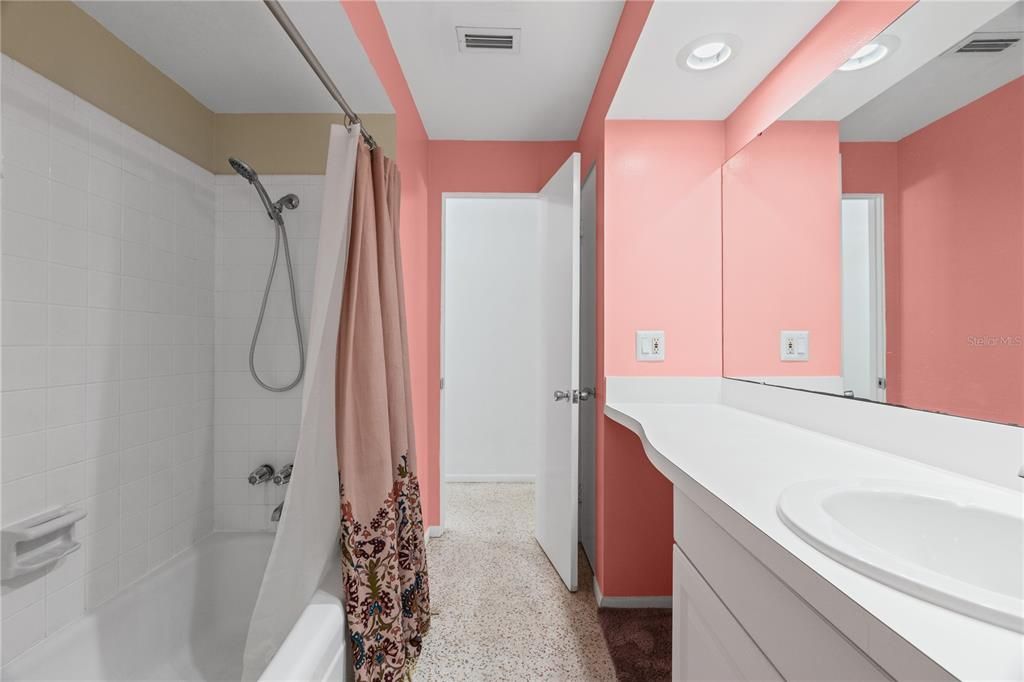 Activo con contrato: $365,000 (3 camas, 2 baños, 1404 Pies cuadrados)