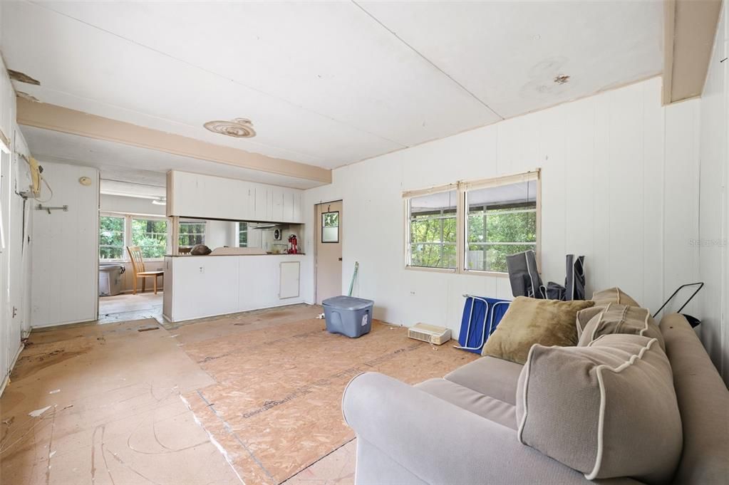 For Sale: $60,000 (2 beds, 1 baths, 720 Square Feet)