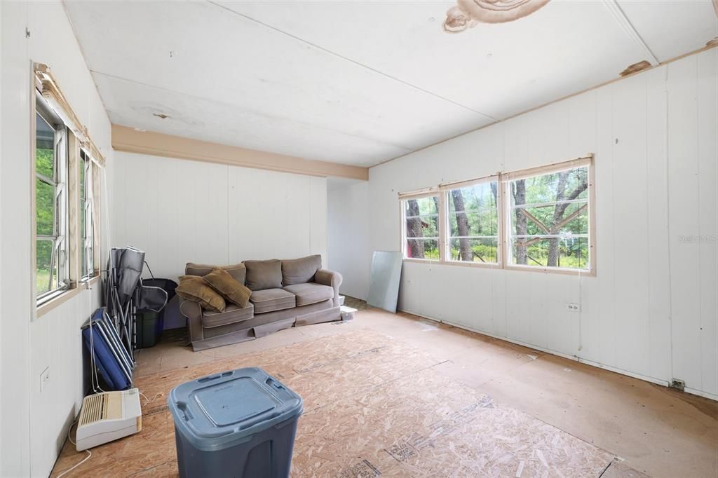 For Sale: $60,000 (2 beds, 1 baths, 720 Square Feet)