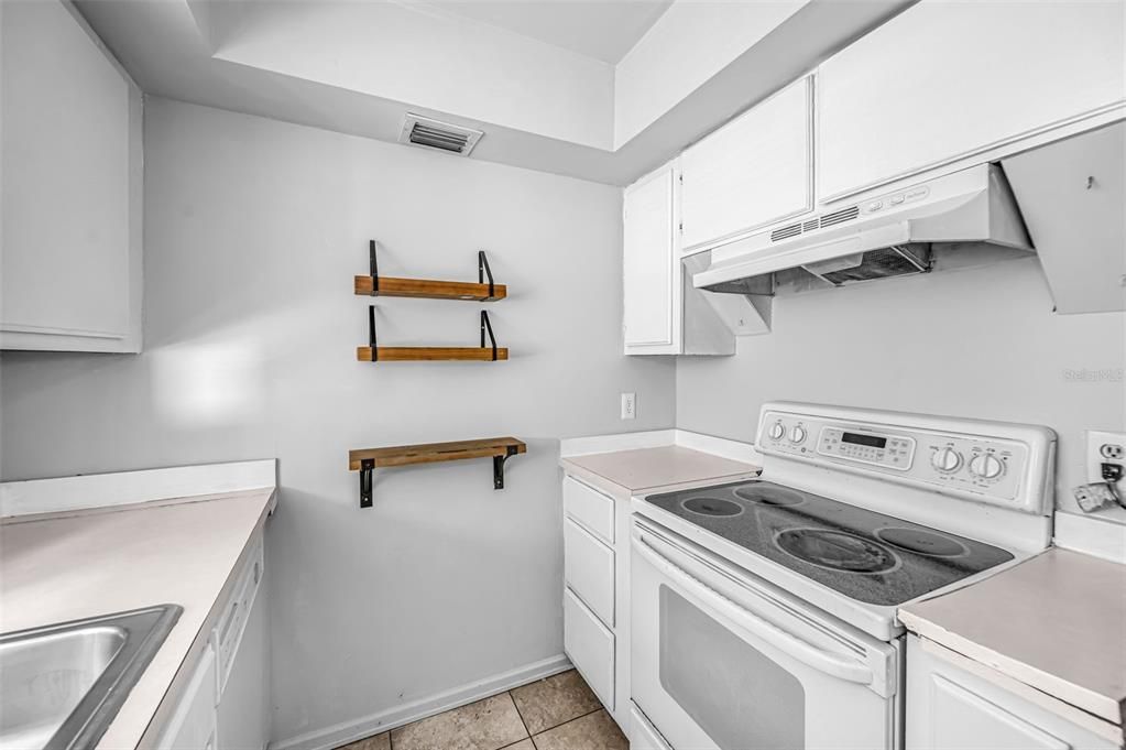 На продажу: $159,900 (2 спален, 2 ванн, 893 Квадратных фут)