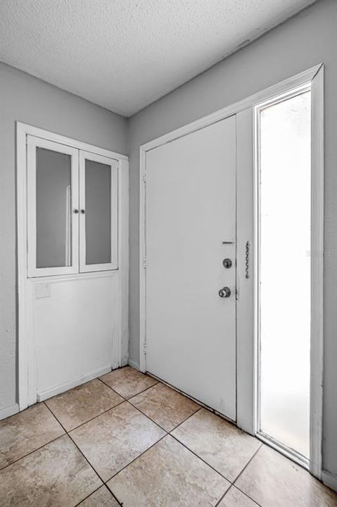 На продажу: $159,900 (2 спален, 2 ванн, 893 Квадратных фут)