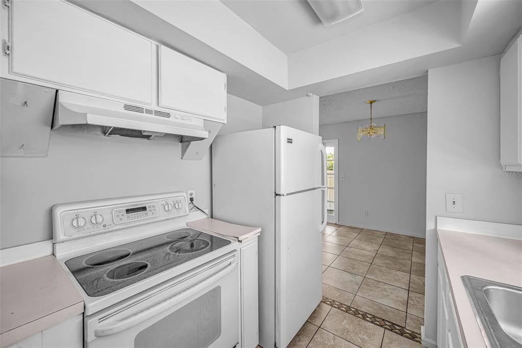 На продажу: $159,900 (2 спален, 2 ванн, 893 Квадратных фут)