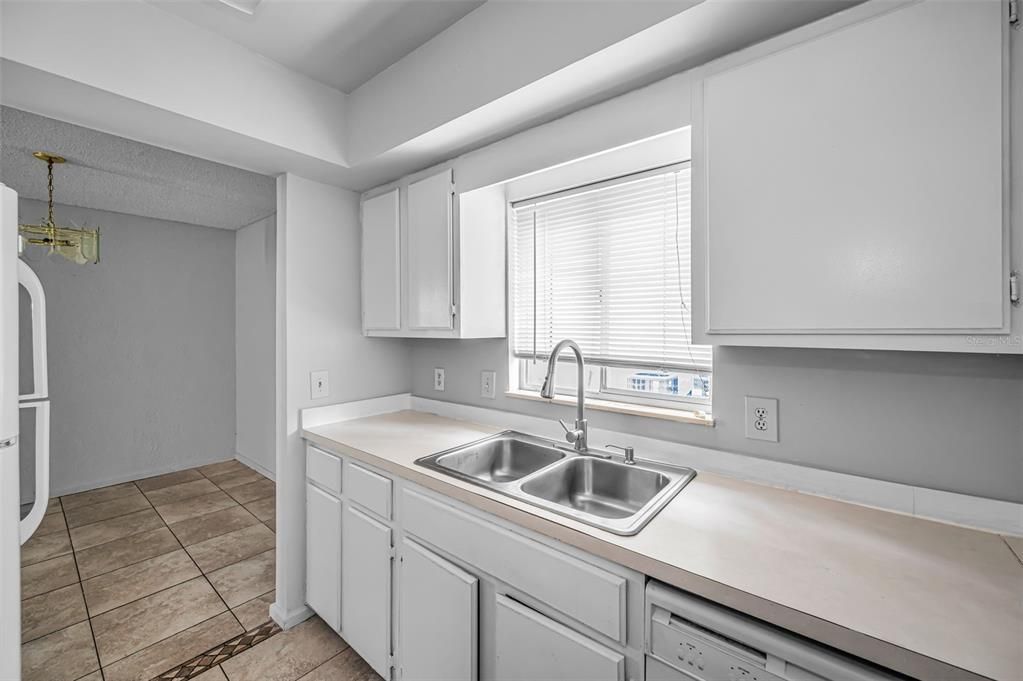 На продажу: $159,900 (2 спален, 2 ванн, 893 Квадратных фут)