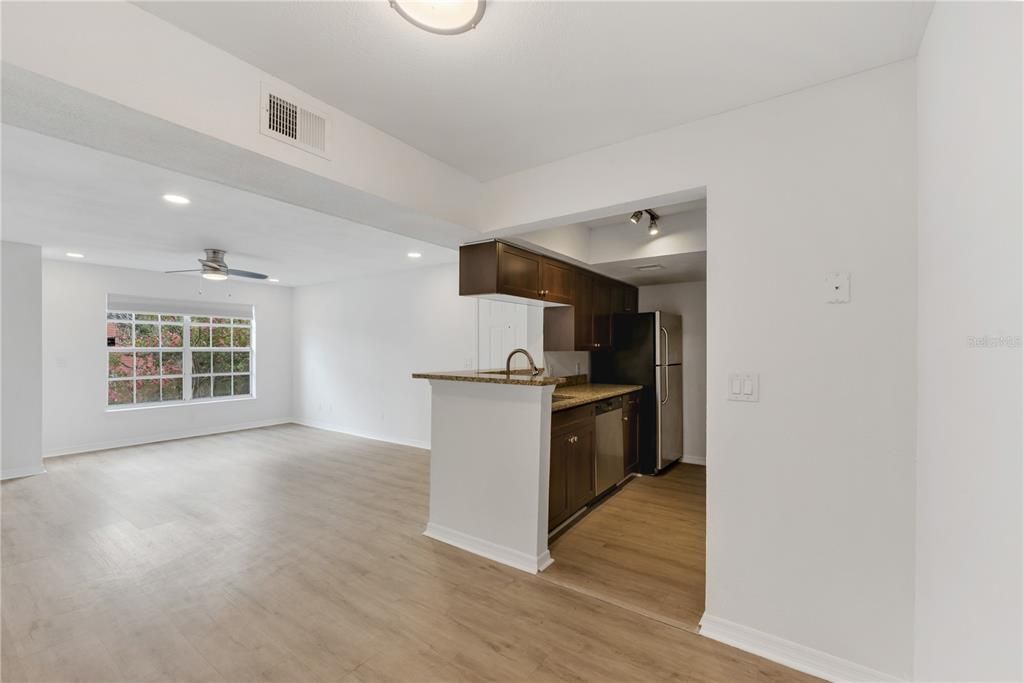 For Sale: $124,999 (1 beds, 1 baths, 642 Square Feet)