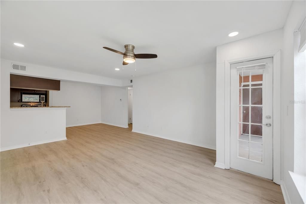 For Sale: $124,999 (1 beds, 1 baths, 642 Square Feet)