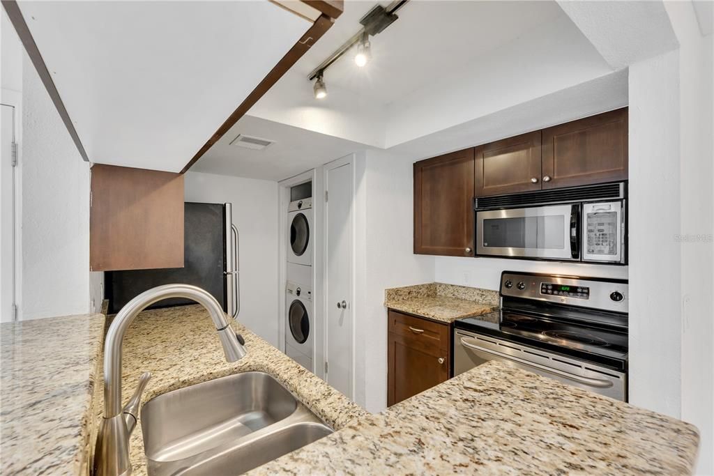 For Sale: $124,999 (1 beds, 1 baths, 642 Square Feet)