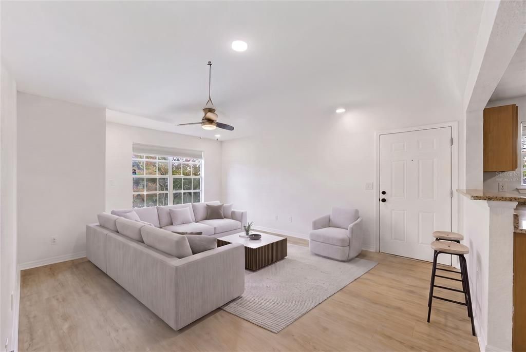 For Sale: $124,999 (1 beds, 1 baths, 642 Square Feet)