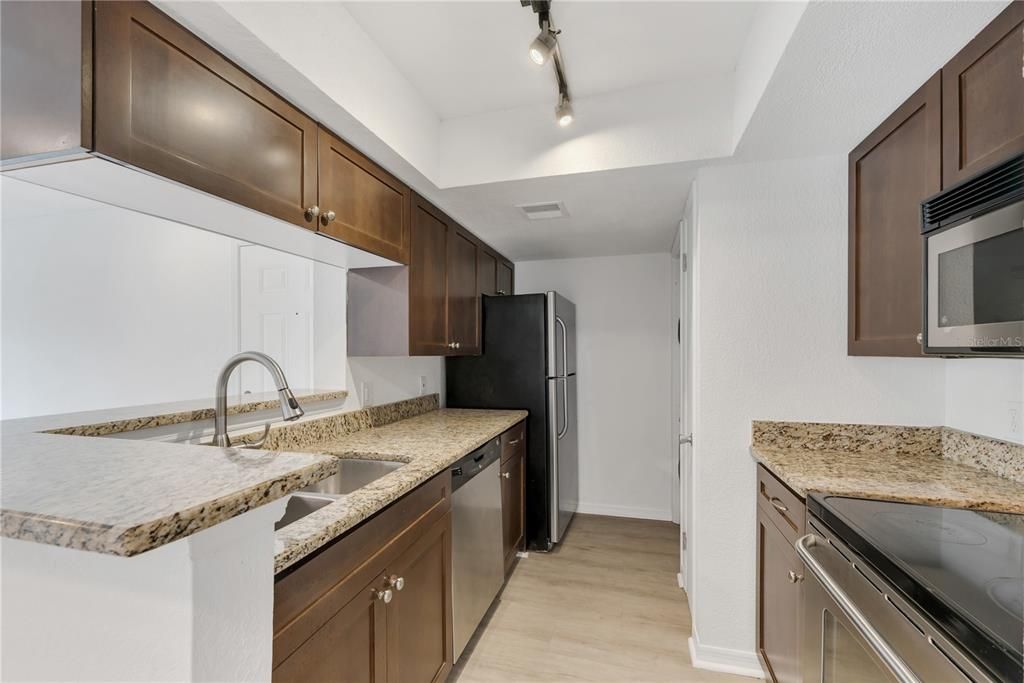 For Sale: $124,999 (1 beds, 1 baths, 642 Square Feet)
