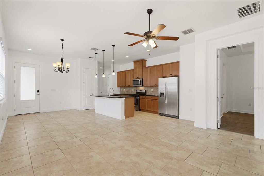 For Sale: $305,000 (2 beds, 2 baths, 1464 Square Feet)
