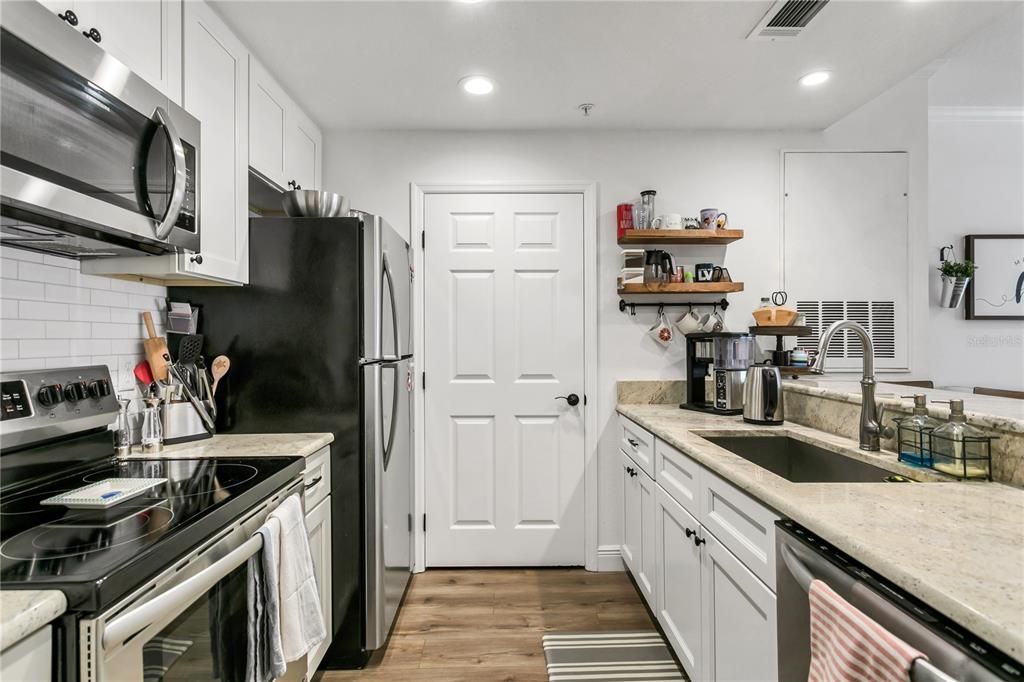 For Rent: $3,800 (2 beds, 2 baths, 938 Square Feet)