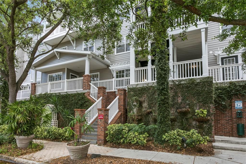 For Rent: $3,800 (2 beds, 2 baths, 938 Square Feet)